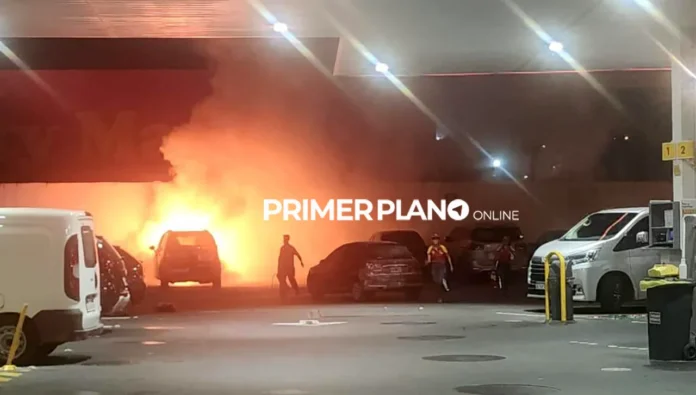 Auto incendiado en estación de servicio