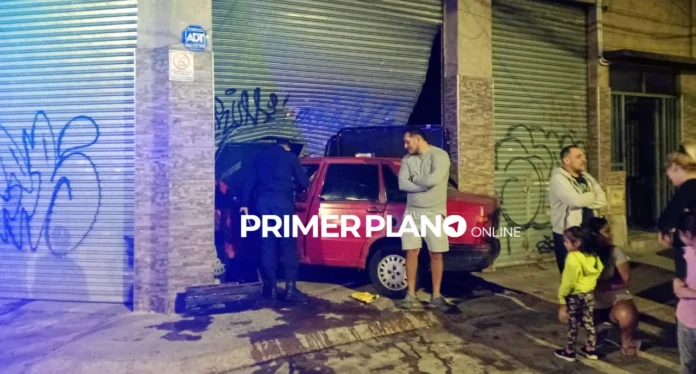 Auto incrustado en distribuidora de Ciudadela