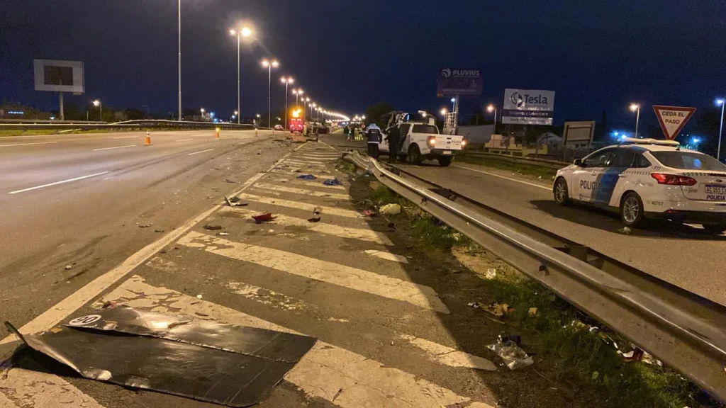 Camión chocó a colectivo en Acceso Oeste