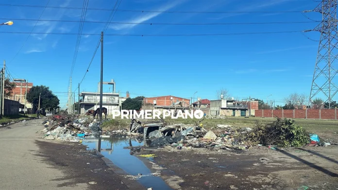 Cancha de fútbol en medio de un basural