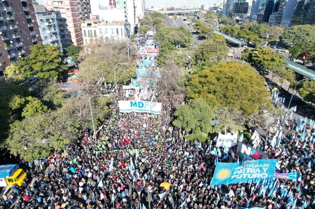 Multitud en Plaza de Mayo en defensa de CFK