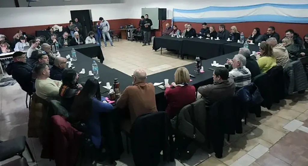 Mesa política Argentina con Cristina en Morón