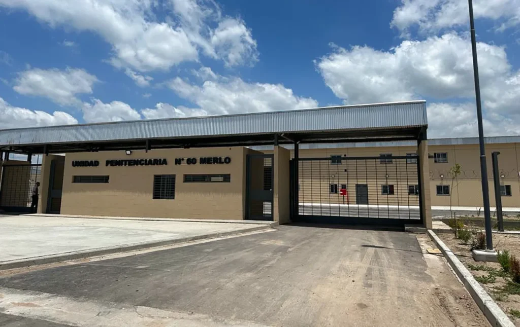 Clausuran pabellón de la cárcel de Merlo