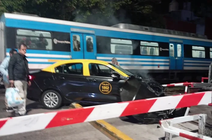 Choque tren y taxi en Flores
