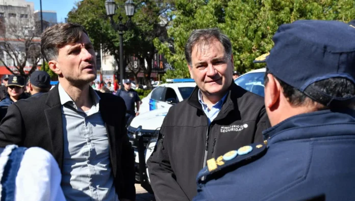 Entrega de patrulleros en Morón