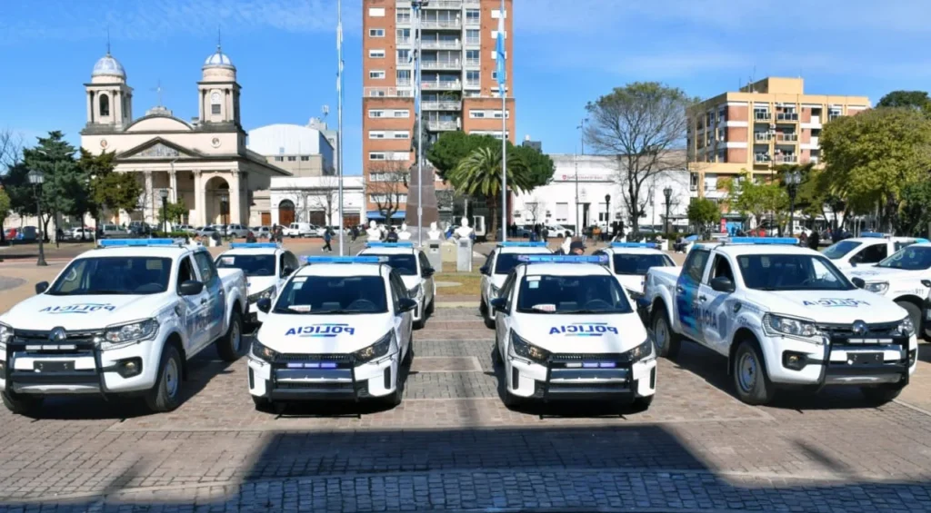 Entrega de patrulleros en Morón