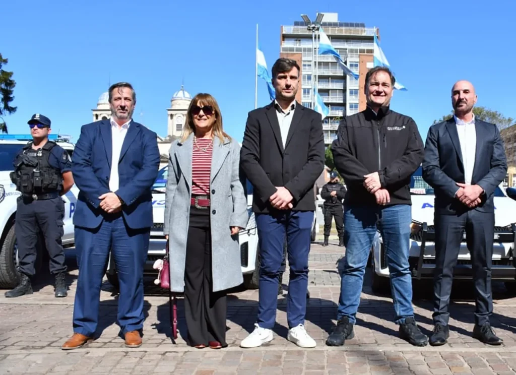 Entrega de patrulleros en Morón