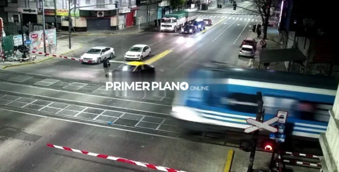 Choque tren y taxi en Flores