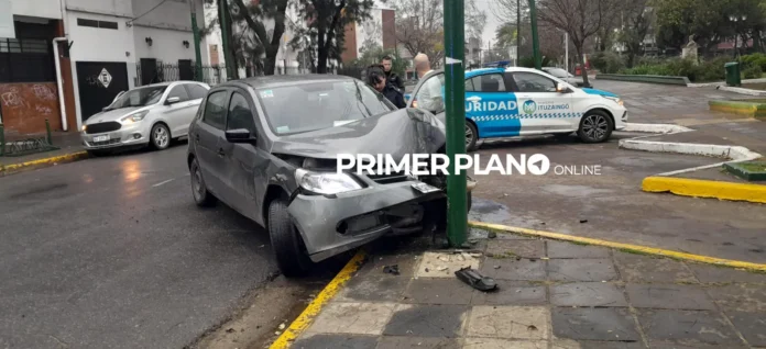 Auto chocó en la plaza 20 de Febrero
