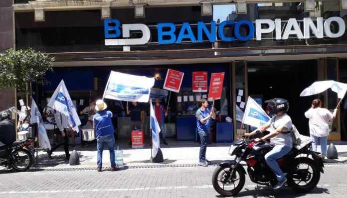 Protesta de trabajadores del Banco Piano