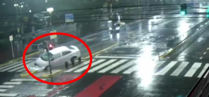 Choque de auto contra bolardos en Flores