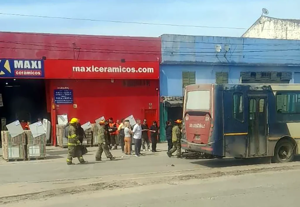 Colectivo aplastó a mujer policía en Merlo