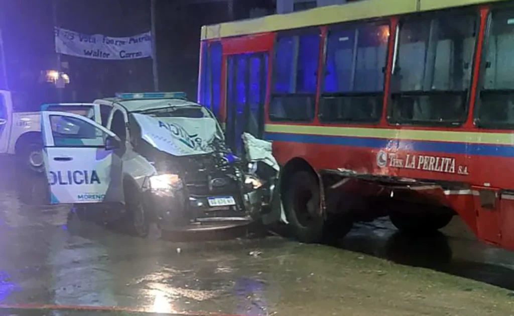 Choque auto y patrullero en Moreno