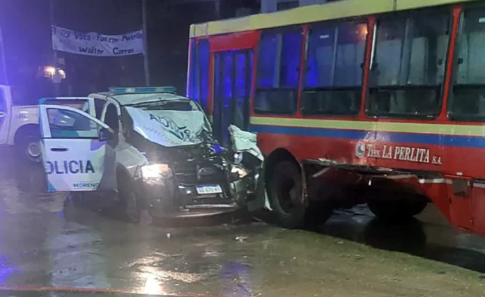 Choque auto y patrullero en Moreno