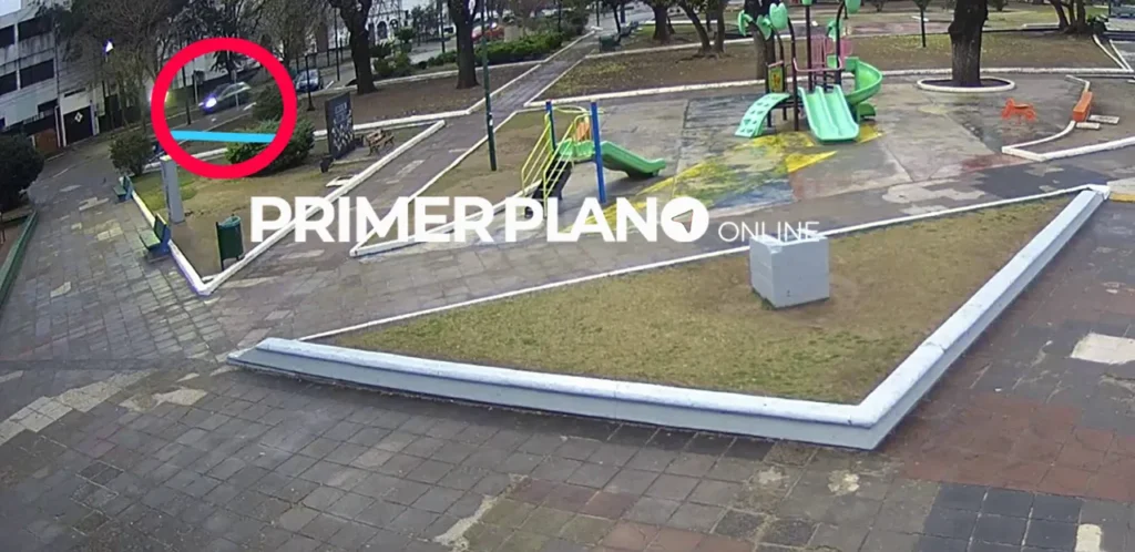 Auto chocó en la plaza 20 de Febrero