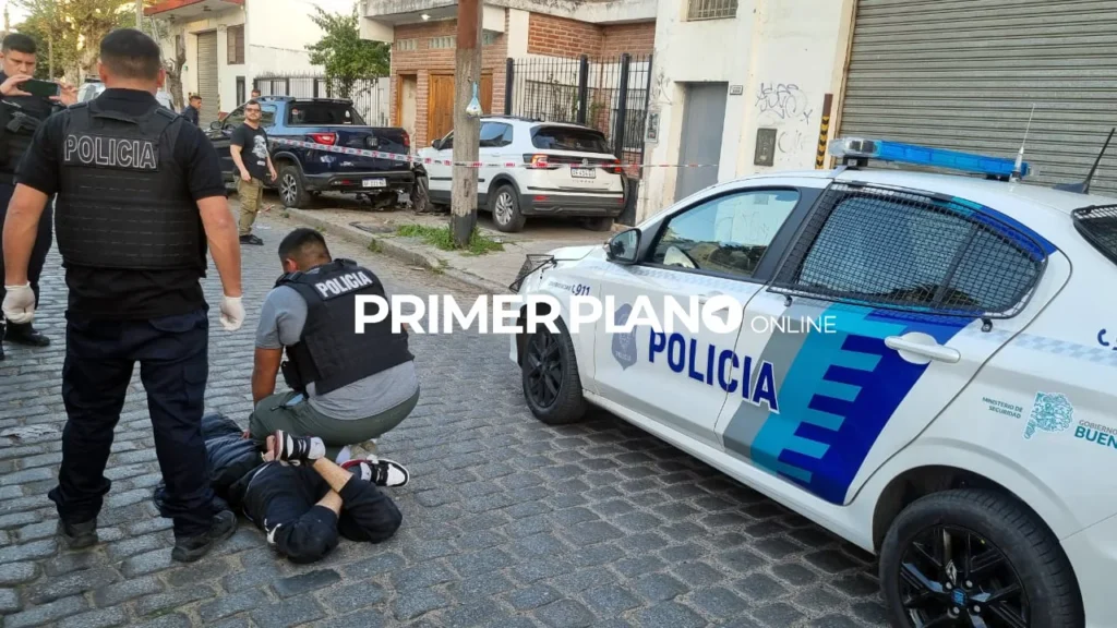 Raid delictivo con 4 autos robados y un policía baleado