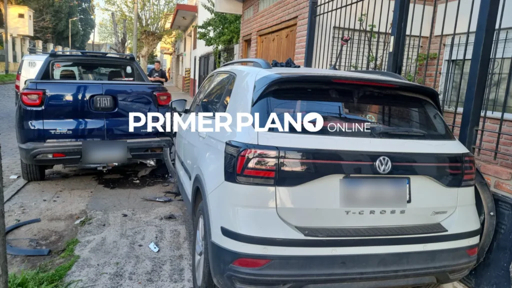 Raid delictivo con 4 autos robados y un policía baleado 