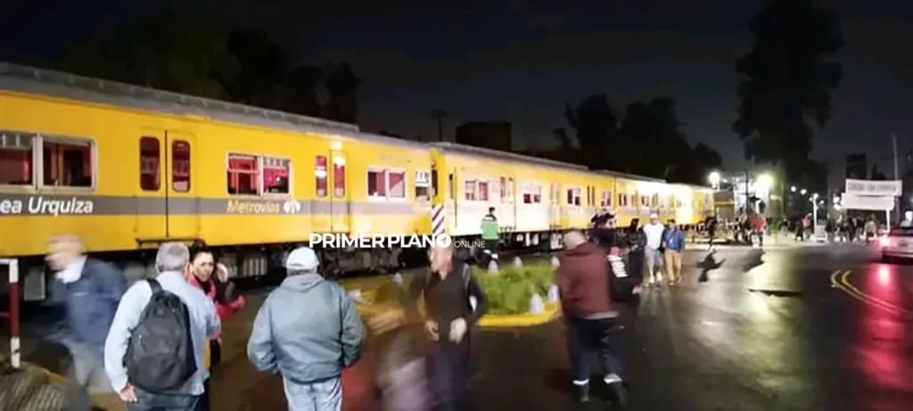 El tren Urquiza embistió auto en Hurlingham