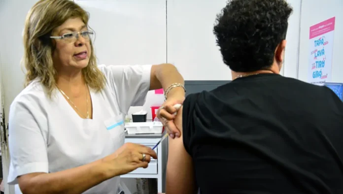 Vacunación contra el dengue