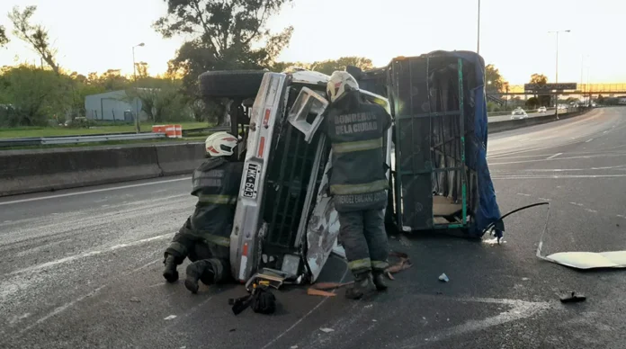 Coque y vuelco en la autopista General Paz