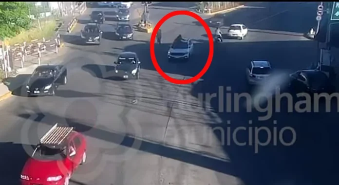 Inhabilitaron para conducir a mujer que llevó a joven en el capot del auto