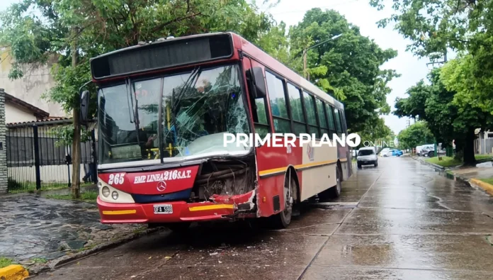 Choque entre autobomba y colectivo en Ituzaingó