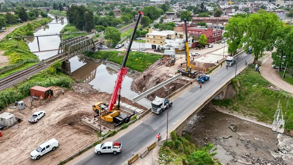 Puente sobre el río Reconquista en Moreno