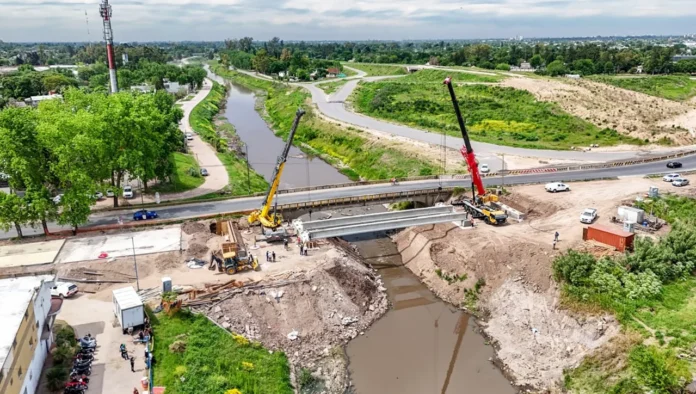 Puente sobre el río Reconquista en Moreno