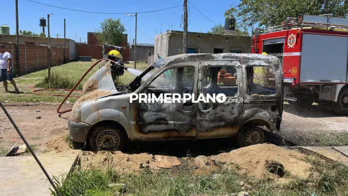 Camioneta incendiada en Moreno