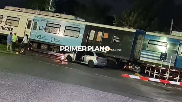 Tren embistió auto en el paso a nivel de Pueyrredón