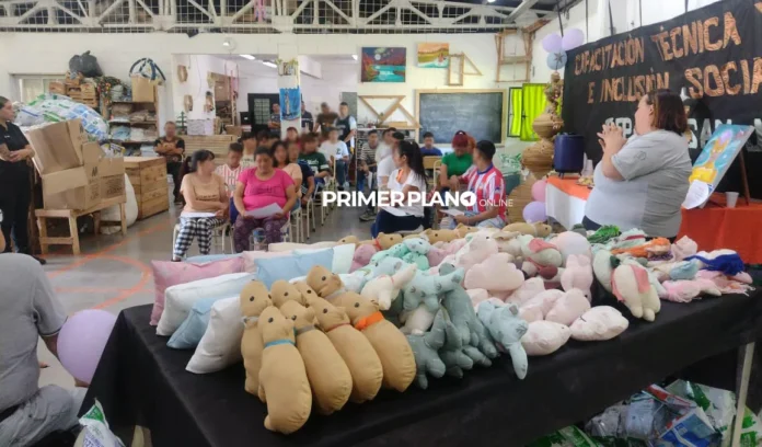 Juguetes en tela elaborados por presos