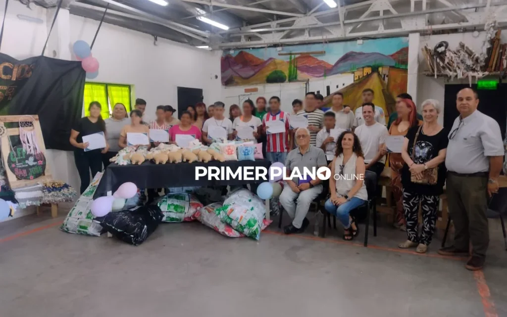 Juguetes en tela elaborados por presos