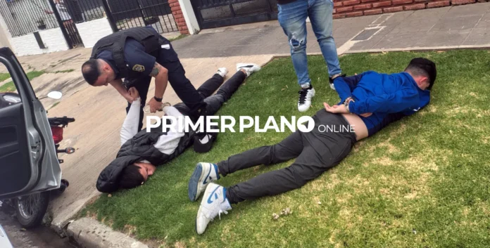 Los dos detenidos quedaron a disposición de la justicia en una causa por portación ilegal de arma de fuego, aunque recuperaron su libertad