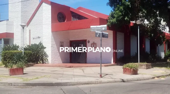 Okupas frente a una iglesia en Morón