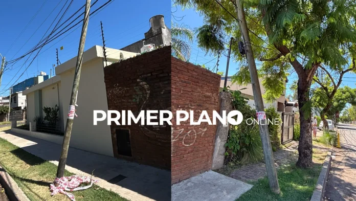 Postes a punto de caerse en Castelar