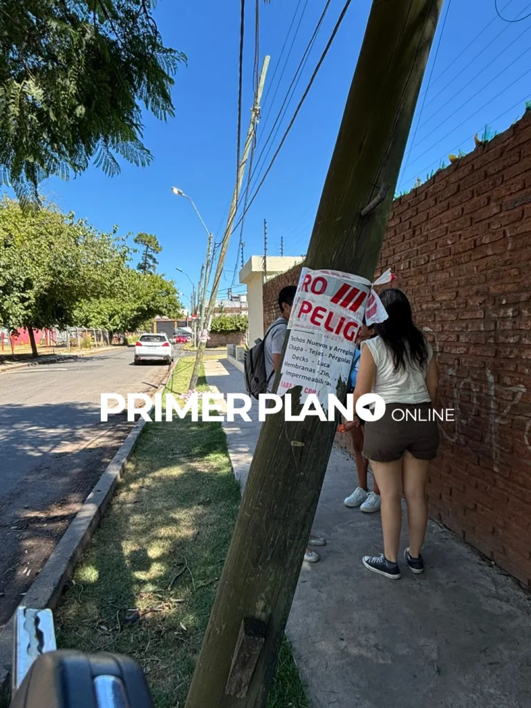 Postes a punto de caerse en Castelar