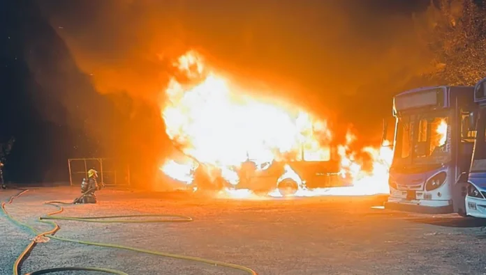Incendio de colectivos en Transportes 11 de Junio