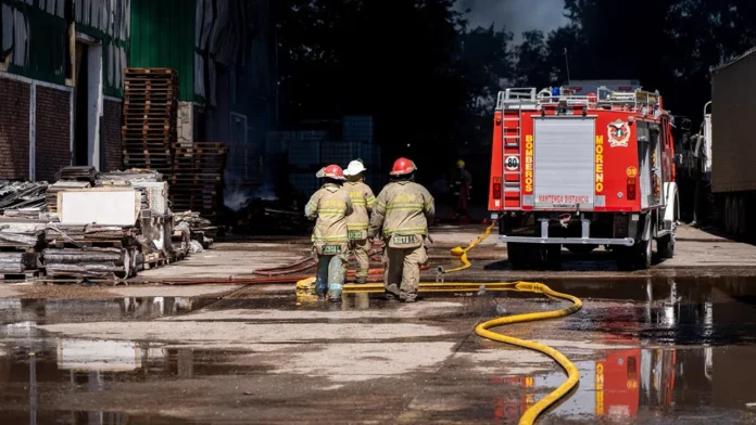 Incendio en fábrica de pinturas de Moreno