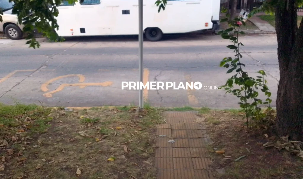 Cartel vecino con discapacidad en Haedo