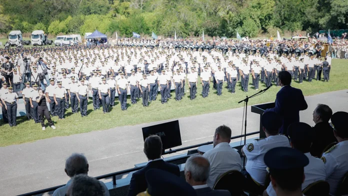 Insultos a Kicillof durante acto de egreso de policías