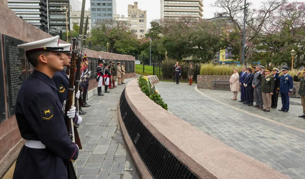 Abrazo de Milei con Adorni