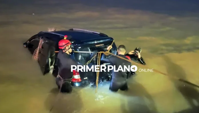 Auto cayó al Río de la Plata