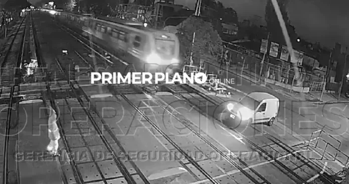 Camioneta embestida por el tren en Ramos Mejía
