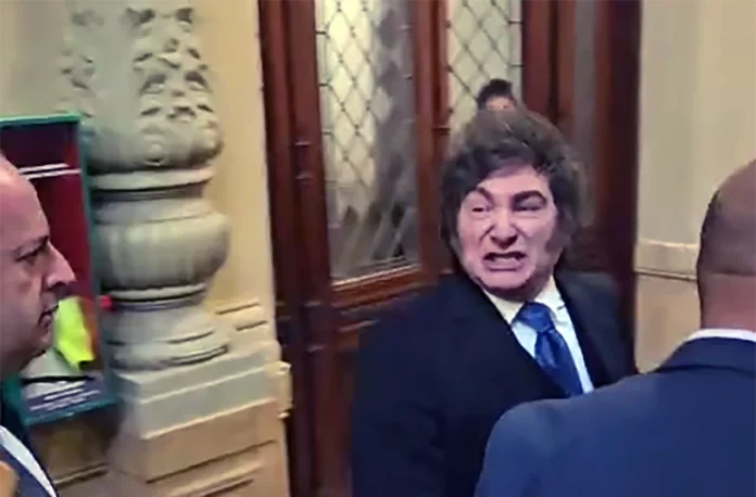 Milei le gritó chorros a los periodistas