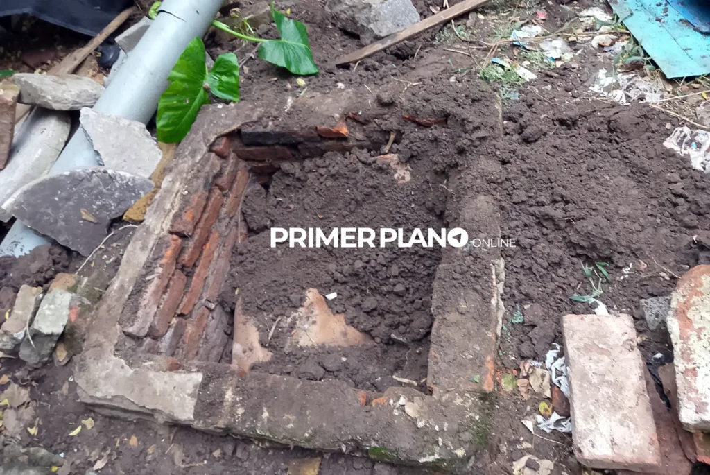 “Toda su vida se dedicó a la música y estuvo grabando discos. Era un hombre bueno”, contó Aldana, pareja del hombre asesinado y madre de sus 4 hijos, que en las últimas semanas se había distanciado de él para irse a cuidar a su mamá que atravesaba problemas de salud. Según reveló, una vecina de la cuadra fue quien le contó lo que había pasado en la vivienda y recién hoy ella se pudo presentar para corroborarlo. “La casa está toda destruida”, precisó.