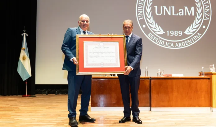 Distinción a Daniel Hadad en la UNLaM