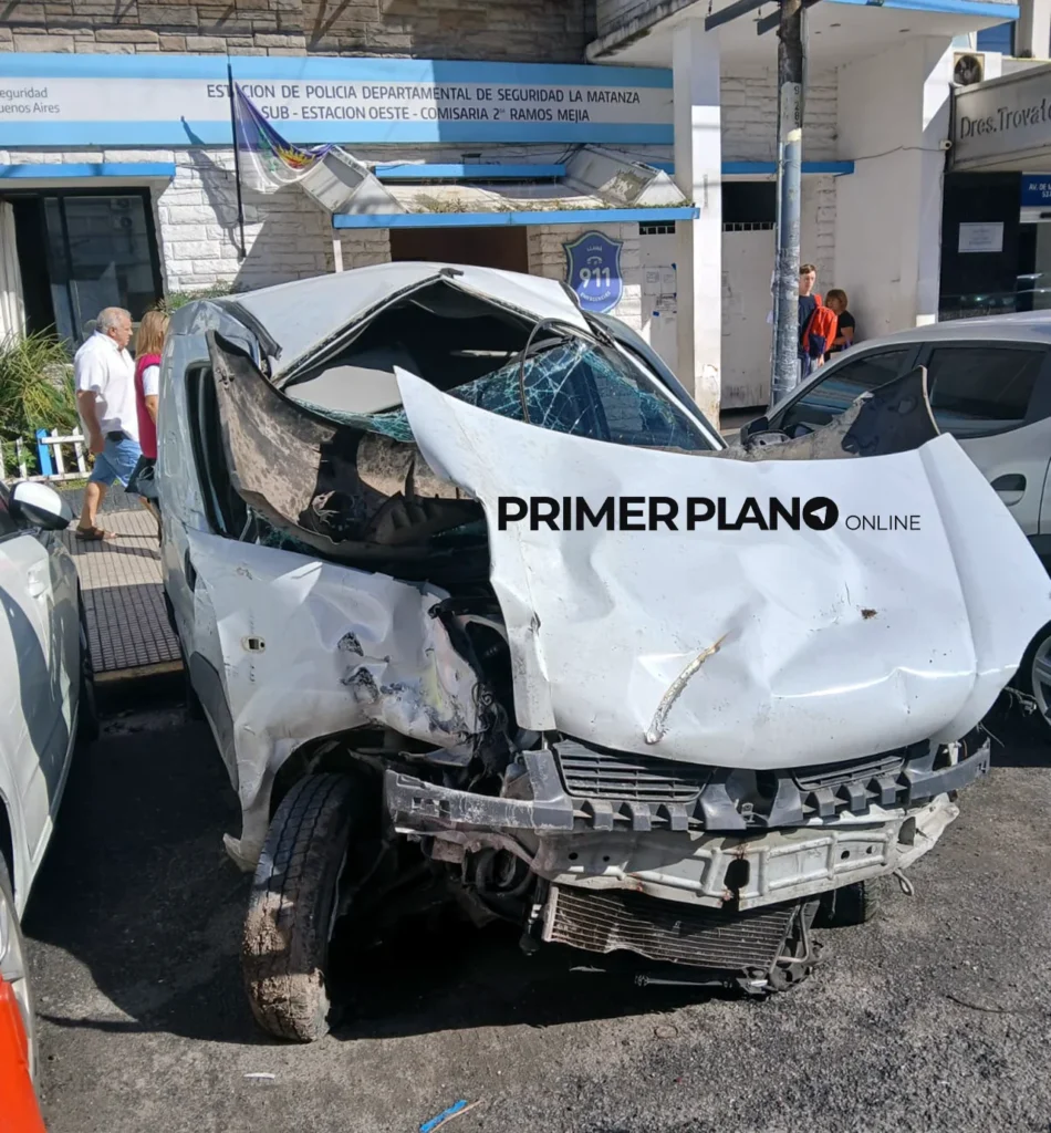 Camioneta embestida por el tren en Ramos Mejía