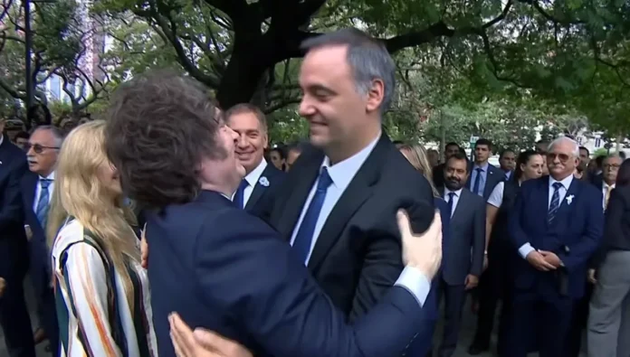 Abrazo de Milei con Adorni