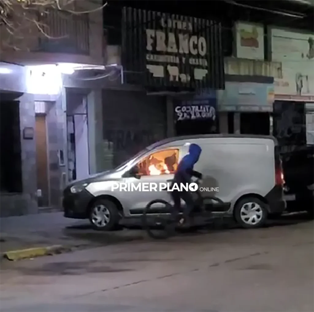 Incendio en camioneta de carnicería de Castelar