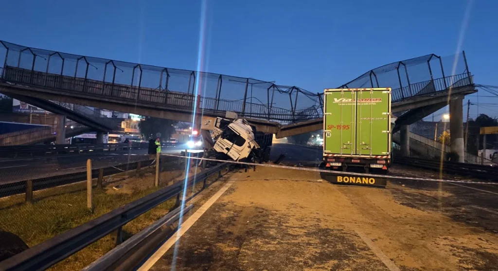 Puente derribado por camión en la Panamericana